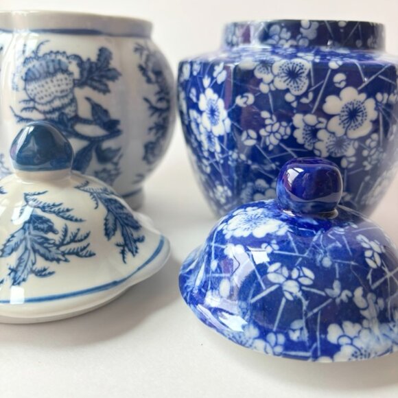 Set of 2 Vintage Blue and White Lidded Chinoiserie Porcelain Vases - Picture 8 of 8